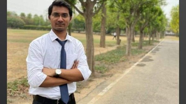 తండ్రి సైకిల్‌పై బట్టలు అమ్మి చదివించాడు... ఆ పట్టుదల,సంకల్పమే అతన్ని సివిల్స్ టాపర్‌గా నిలబెట్టాయి...