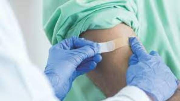 ఏమీ నిర్లక్ష్యం.. మాటల్లో పడి వృద్దురాలికి రెండుసార్లు వ్యాక్సిన్