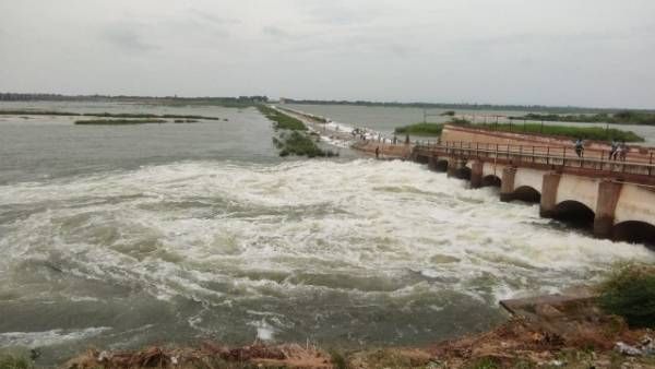 ఏపీలో భారీ వర్షాలు-జలదిగ్బంధంలో గ్రామాలు- నిలిచిన రాకపోకలు-రైళ్ల ఆలస్యం