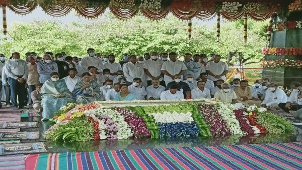 బ్రేకింగ్: జగన్-షర్మిలను కలిపిన వైఎస్సార్ ఘాట్ : కలిసి ప్రార్ధనల్లో-అంతా ఒక్కటిగా: కానీ...!!