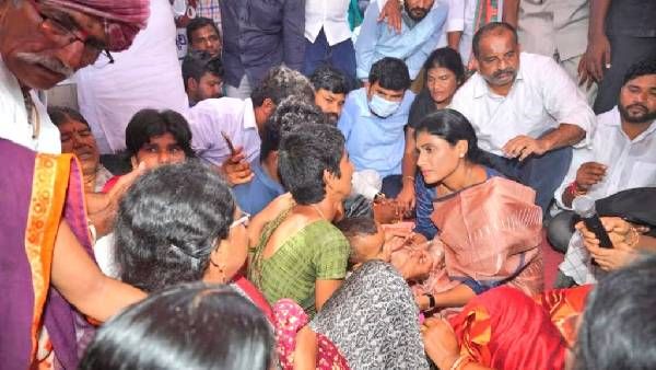 బార్ల, బీర్ల, ఆత్మహత్యల తెలంగాణ.. చైత్ర పేరంట్స్‌కు షర్మిల పరామర్శ, కేసీఆర్‌పై ఫైర్