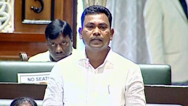 రెబల్ స్టార్: ప్రభుత్వ తీరును తప్పుపట్టిన టీఆర్ఎస్ ఎమ్మెల్యే..