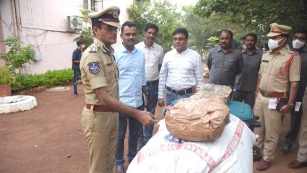 ఏపీ గంజాయి తెలంగాణాకు: పట్టుకున్న వరంగల్ టాస్క్ ఫోర్స్; రైళ్ళ ద్వారా జరుగుతున్న అక్రమ దందా!!