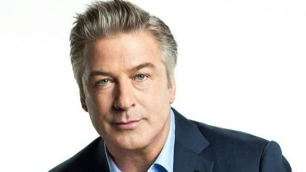 సెట్స్‌లో ప్రాప్ గన్‌తో కాల్పులు: చీఫ్ సినిమాటోగ్రాఫర్ దుర్మరణం: దర్శకుడికి తీవ్ర గాయాలు