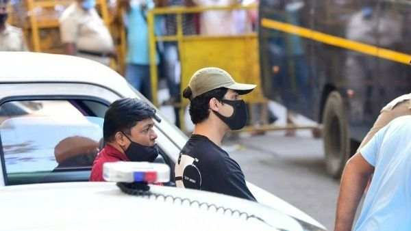 ఆర్యన్ ఖాన్ రెగ్యులర్ డ్రగ్స్ వాడకందారు; రియా చక్రవర్తి కేసుతో లింక్ పెట్టి.. బెయిల్ ఇవ్వొద్దని ఎన్సీబీ వాదన