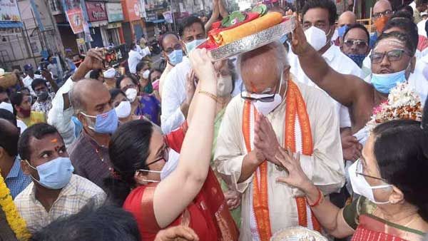 అమ్మవారి పండుగతో రాజకీయాలు చెయ్యొద్దు.. ఆ మంత్రి భాషకు దణ్ణం పెట్టాలన్న అశోక్ గజపతి రాజు