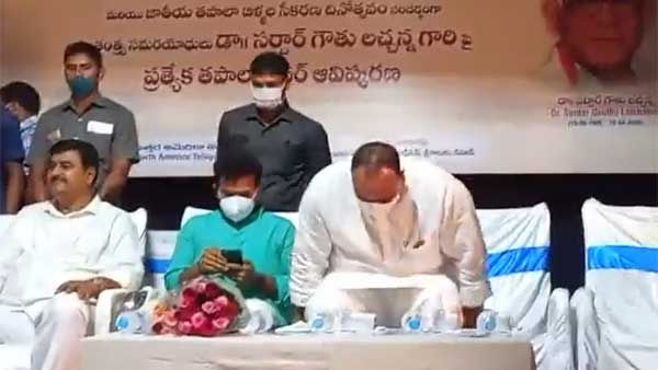 వీడియో: స్టేజీపై కుర్చీ విరిగి కింద పడ్డ అచ్చెన్నాయుడు: పిలిచి అవమానిస్తారా అంటూ ఫైర్