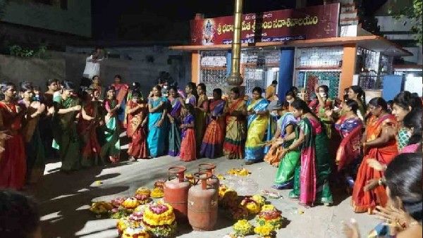 బతుకమ్మ పండగ: హుజురాబాద్‌లో వినూత్నంగా ఆట..