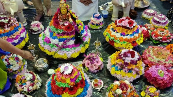 బతుకమ్మ ఈవ్: వైఎస్ఆర్ టీపీ సాంగ్, ప్రభుత్వంపై విమర్శలు