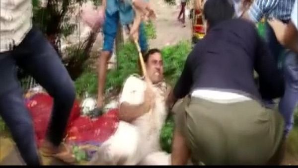 నడిరోడ్డుపై బైక్ పార్కింగ్... పక్కకు తీయమన్నందుకు ట్రాఫిక్ పోలీస్‌నే చితక్కొట్టాడు...