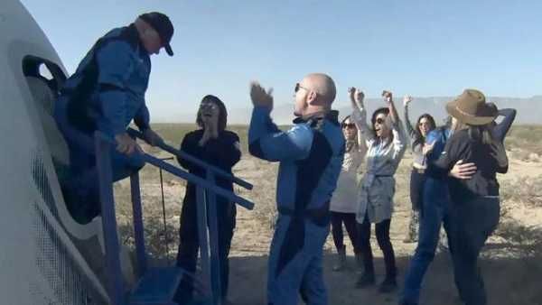 90 ఏళ్ల వయసులో ఆ హీరో అంతరిక్ష యానం -బ్లూ ఆరిజిన్ రెండో టూర్ : కొత్త చరిత్ర ..!!