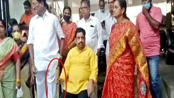 కర్రలతో బుద్దా వెంకన్న హంగామా: ఏపీ డీజీపీ, జగన్ లపై తీవ్ర వ్యాఖ్యలు; అరెస్ట్ చేసిన పోలీసులు