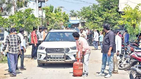 Huzurabad by-poll: ఎన్నికల ప్రచారంలో ఈటల జమునకు షాక్; టీఆర్ఎస్ కుట్రేనన్న బీజేపీ!!
