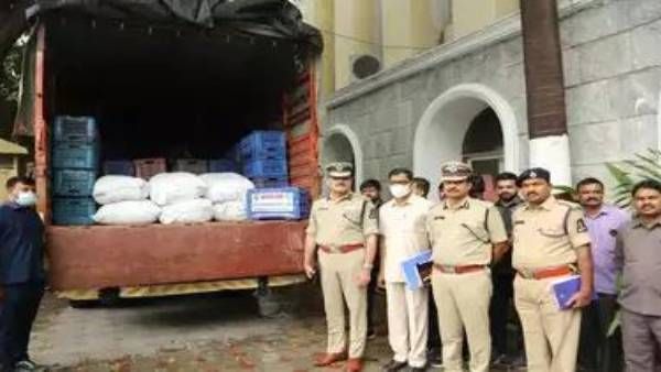 ఏపీ టూ హైదరాబాద్: కూరగాయల వ్యాన్ కు ఎస్కార్ట్; చెక్ చేస్తే 400కేజీల గంజాయి !!