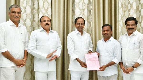 Huzurabad: బీఫారమ్,రూ.28లక్షలు చెక్కు-గెల్లు శ్రీనివాస్ యాదవ్‌కు అందించిన సీఎం కేసీఆర్
