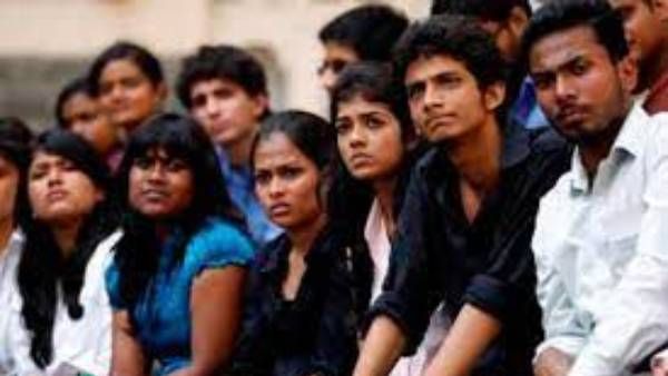 జగన్ సర్కార్ ఫీజు చెల్లించదు-కాలేజీ సర్టిఫికెట్ ఇవ్వదు-నలిగిపోతున్న విద్యార్ధులు