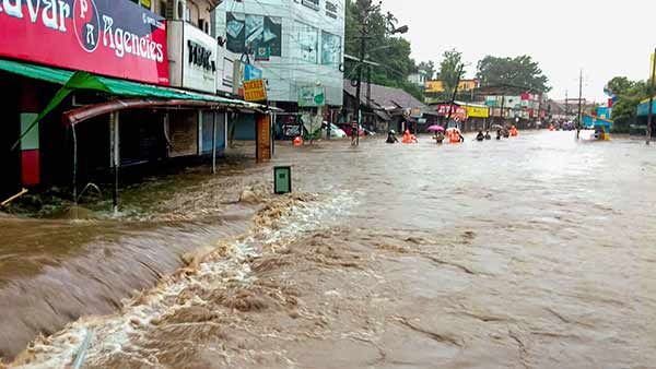 కేరళలో వర్ష బీభత్సం: ఆ ఐదు జిల్లాలలో రెడ్ అలెర్ట్; అతి భారీ వర్షాలు పడే ఛాన్స్ !!