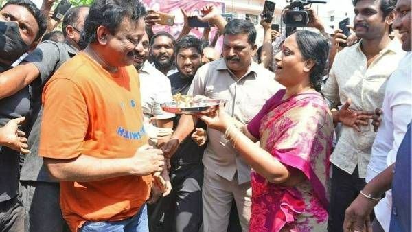 రాం గోపాల్ వర్మకు హారతిచ్చి స్వాగతం పలికిన కొండా సురేఖ .. 'కొండా' సినిమా షూటింగ్ వరంగల్ లో ప్రారంభం