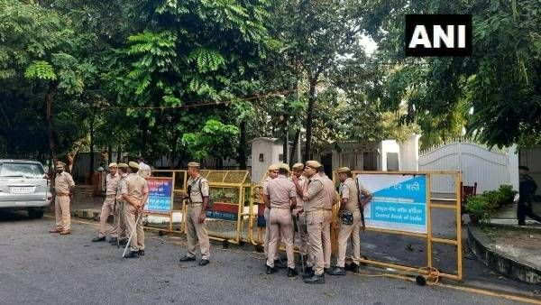 ఎయిర్‌పోర్ట్‌లో ముఖ్యమంత్రి నిర్బంధం: మాజీ ముఖ్యమంత్రి హౌస్ అరెస్ట్: కేంద్రమంత్రిపై ఎఫ్ఐఆర్