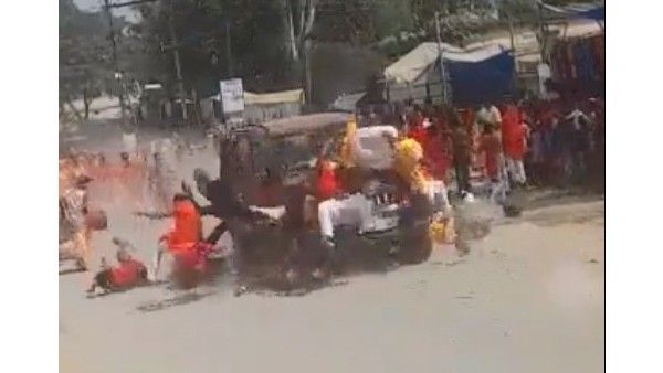 షాకింగ్ వీడియో : ఛత్తీస్ ఘడ్ లో భయానకం- భక్తులపై దూసుకెళ్లిన కారు-తీవ్ర ఉద్రిక్తత