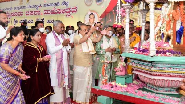 Mysore Dasara: మైసూరు దసరా ఉత్సవాలు, దూరం నుంచి చూసి దండం పెట్టుకోవాడమే, నో చాన్స్!