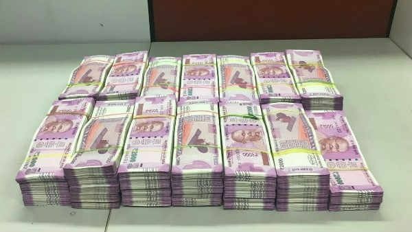 రూ.55 లక్షలు మిస్సింగ్.. ఎదురింటి వారిపై అనుమానం.. అక్కడ ఎవరు ఉంటారంటే..