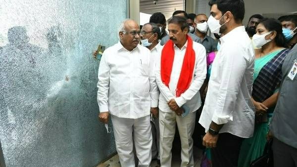 టీడీపీ కేంద్ర కార్యాలయానికి సీపీఐ కార్యదర్శి రామకృష్ణ: నారా లోకేష్‌తో భేటీ: సంఘీభావం