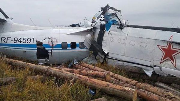 గాల్లోకి ఎగిరిన కాసేపటికే కుప్పకూలిన విమానం: 19 మంది మృతి