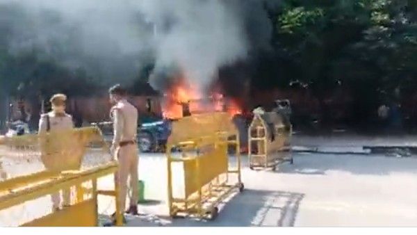 రాజధానికి పాకిన అల్లర్లు: పోలీస్ జీపునకు నిప్పు: మాజీ ముఖ్యమంత్రి అరెస్ట్