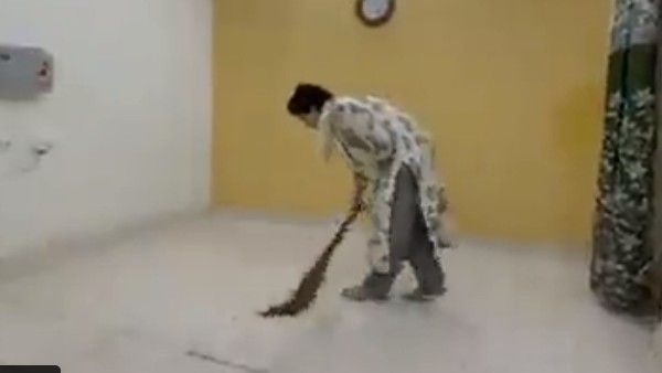 Viral Video: చీపురు పట్టిన ప్రియాంక గాంధీ: నిరాహార దీక్ష కోసం సన్నద్ధం