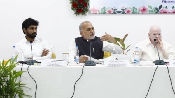 జగన్ సర్కార్ కు రైల్వేశాఖ షాక్-కొత్త పాజెక్టులకు ససేమిరా-పాత వాటికి రాష్ట్రవాటా విడుదలైతేనే...