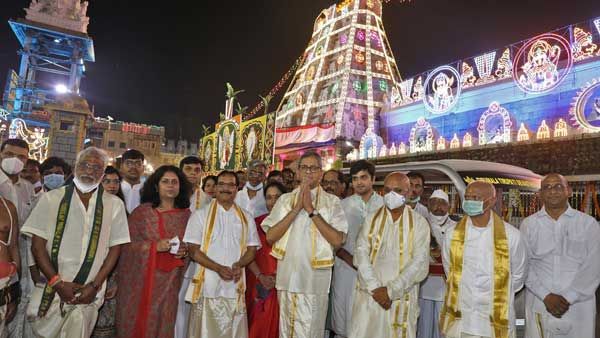 శ్రీవారి సేవలో సుప్రీం-హైకోర్టు ప్రధాన న్యాయమూర్తులు : చక్రస్నానంలో పాల్గొన్న సీజేఐ జస్టిస్ ఎన్వీ రమణ..!!