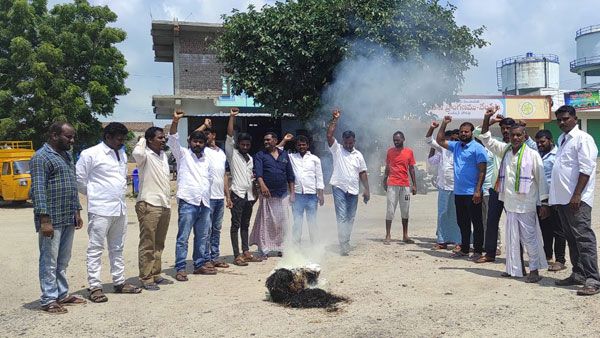 అగ్గిరాజేసిన లఖీమ్‌పూర్ ఘటన: కేంద్ర ప్రభుత్వ దిష్టిబొమ్మ దగ్ధం.. పరిహారం ఇవ్వాలని డిమాండ్