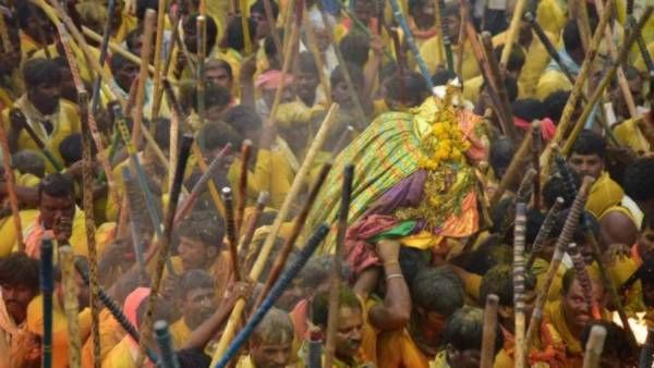 దేవరగట్టు కర్రల సమరం -పగిలిన తలలు : వంద మందికి గాయాలు- నలుగురు విషమంగా..!!