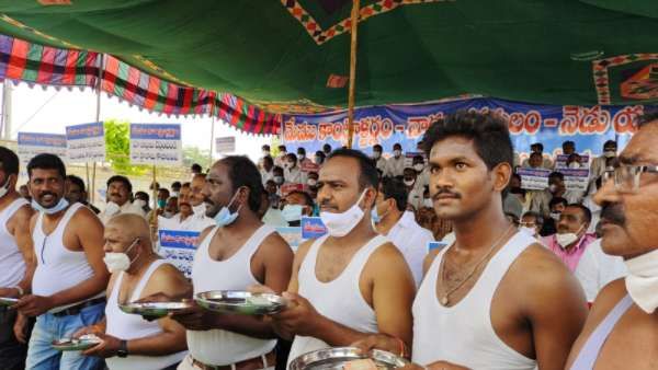 బెజవాడలో రోడ్డెక్కిన కాంట్రాక్టర్లు-ధర్నాచౌక్ లో భిక్షాటన-నాడు పోషకులం.. నేడు యాచకులం