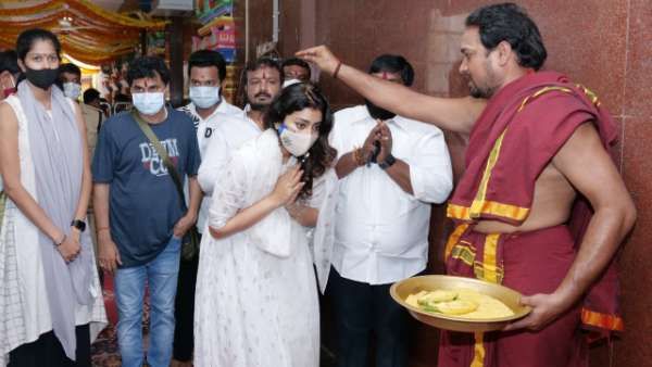 ఇంద్రకీలాద్రిపై దసరా శోభ-బాలాత్రిపుర సుందరిగా అమ్మవారు-హీరోయిన్ శ్రీయ సహా వీఐపీల దర్శనం