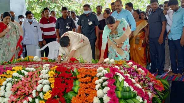 ఇడుపులపాయలో వైఎస్ షర్మిల..విజయమ్మ: తండ్రికి నివాళి: అన్న రికార్డు బ్రేక్