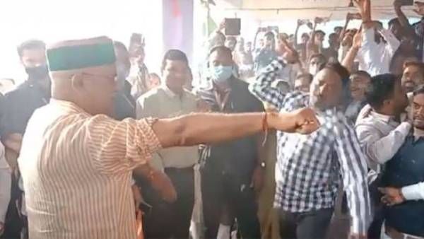 కొరఢా దెబ్బలు తిన్న ముఖ్యమంత్రి భూపేశ్ భగేల్: ఎందుకంటే..?(వీడియో)