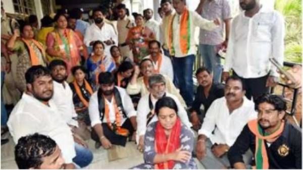 మేయర్ చాంబర్ వద్ద బీజేపీ కార్పొరేటర్ల నిరసన: అడ్డుకున్న పోలీసులు, ఉద్రిక్తత