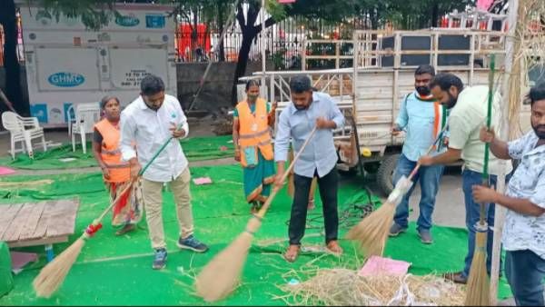 మరక మంచిది కాదు.!టిఆర్ఎస్ దీక్ష ప్రాంగణాన్ని క్రిమిసంహారక మందుతో శుధ్ది చేసిన ఓయూ జెఏసి.!