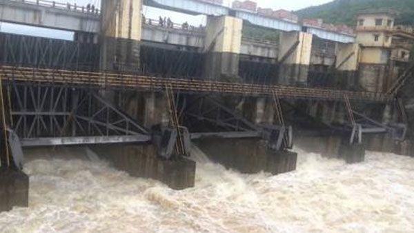 కొట్టుకుపోయిన అన్నమయ్య ప్రాజెక్టు- ప్రాణనష్టం : ఇళ్లపై బాధితులు -హెలికాప్టర్ తో ఆహార పొట్లాలు..!!