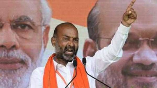 కేసీఆరే అసలు దోషి.!వ్యాట్ తగ్గించినా వెయిటింగ్ ఏంటి..?నిలదీసిన బండి సంజయ్.!