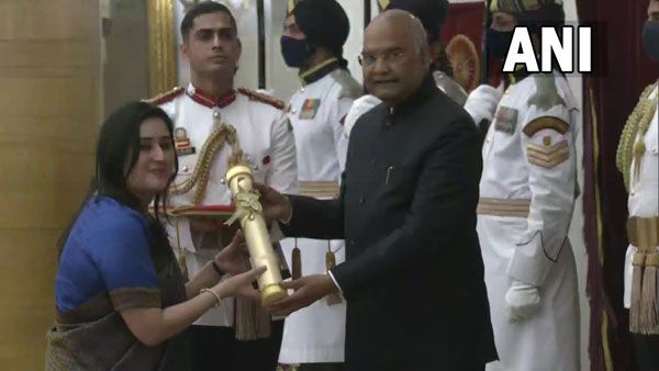 పద్మ అవార్డుల ప్రదానం : సుష్మా స్వరాజ్ తరఫున పద్మవిభూషణ్ అందుకున్న కుమార్తె బన్సురీ