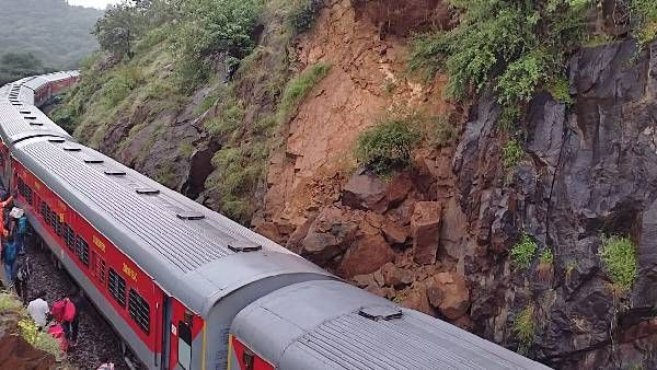 పట్టాలు తప్పిన బెంగళూరు ఎక్స్‌ప్రెస్: కొండచరియలు విరిగి..బోగీలను ఢీకొని: 2,348 మంది ప్రయాణికులు