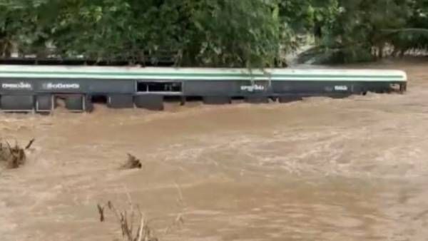 12 మంది మృతి.. కొట్టుకుపోయిన ఆర్టీసీ బస్సులు.. ఎక్కడ అంటే (వీడియో)