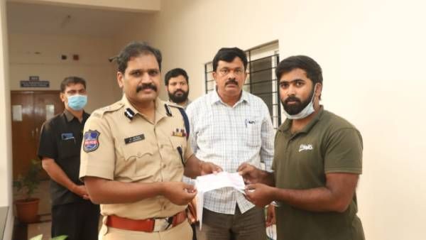 రోడ్డు ప్రమాదంలో మరణించిన పోలీసు కుటుంబాలకు సాయం.!చెక్కులు అందజేసిన స్టీఫెన్ రవీంద్ర.!