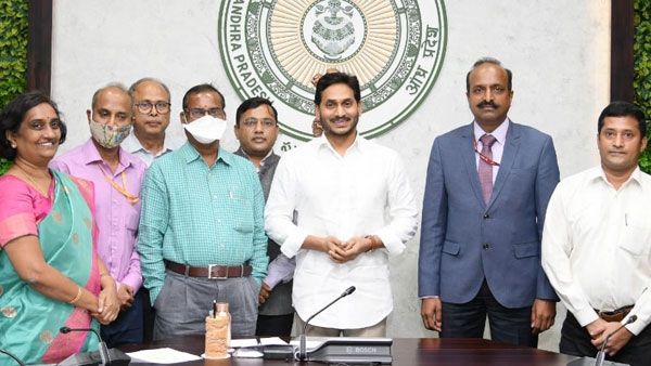 మానవీయకోణంలో స్పందించండి- రాష్ట్ర ప్రభుత్వ చర్యలు బేష్ : సీఎం జగన్ తో కేంద్ర బృందం భేటీ...!!