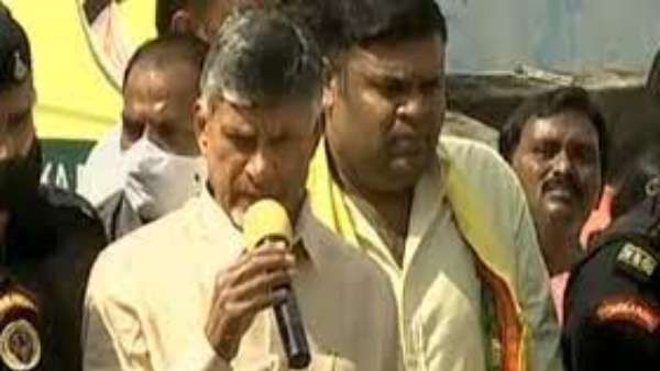 వరద ప్రభావిత ప్రాంతాల పర్యటనలో ఉన్న చంద్రబాబుకు నోటీసులు; తెలుగు తమ్ముళ్ళు ఫైర్ !!