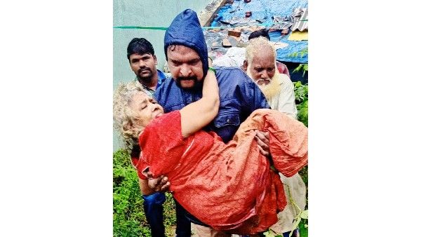 మరో పోలీసు మార్క్ మానవత్వం-వృద్ధురాలిని మోసుకుంటూ వరద నుంచి కాపాడిన హోంగార్డు