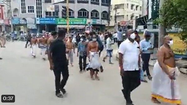 డాలర్ శేషాద్రి భౌతికకాయానికి అంత్యక్రియలు: పాడె మోసిన వైసీపీ ఎమ్మెల్యేలు